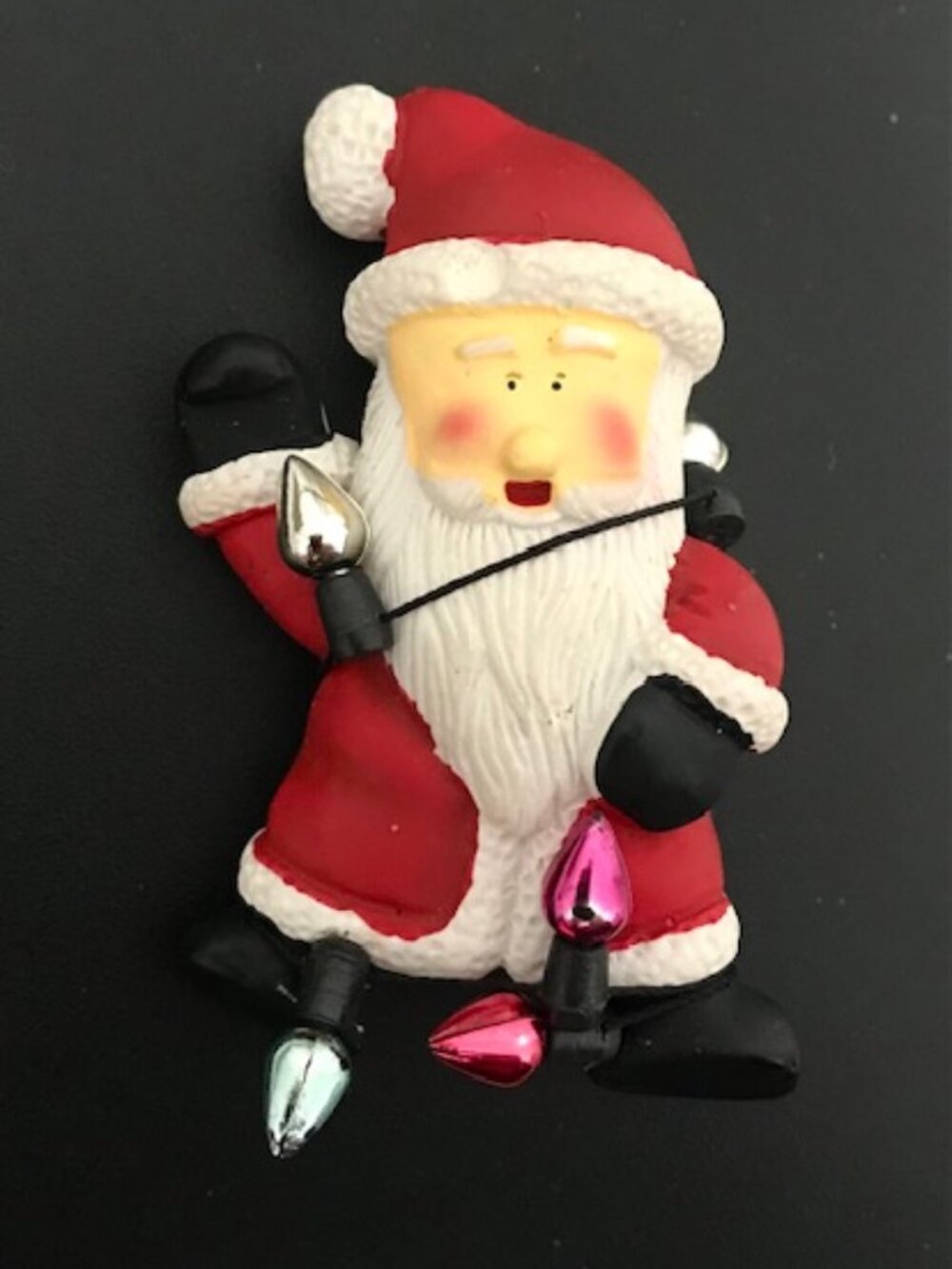 VINTAGE Y2K RESIN SANTA CLAUS W/ STRING OF LIGHTS PIN